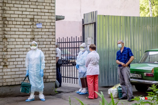 Каждый день врачи со всей области привозят новые мазки в лаборатории Каждый день врачи со всей области привозят новые мазки в лаборатории 