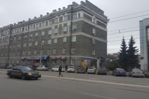 В здание пока никого не пускают В здание пока никого не пускают