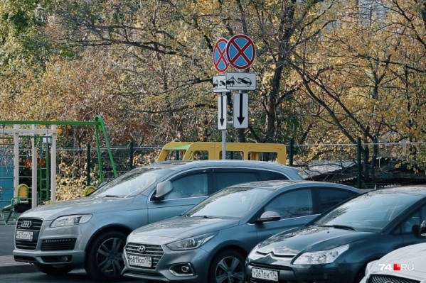 Знаки «Работает эвакуатор» появились во дворе ЖК «Король Плаза» прошлой осенью Знаки «Работает эвакуатор» появились во дворе ЖК «Король Плаза» прошлой осенью 