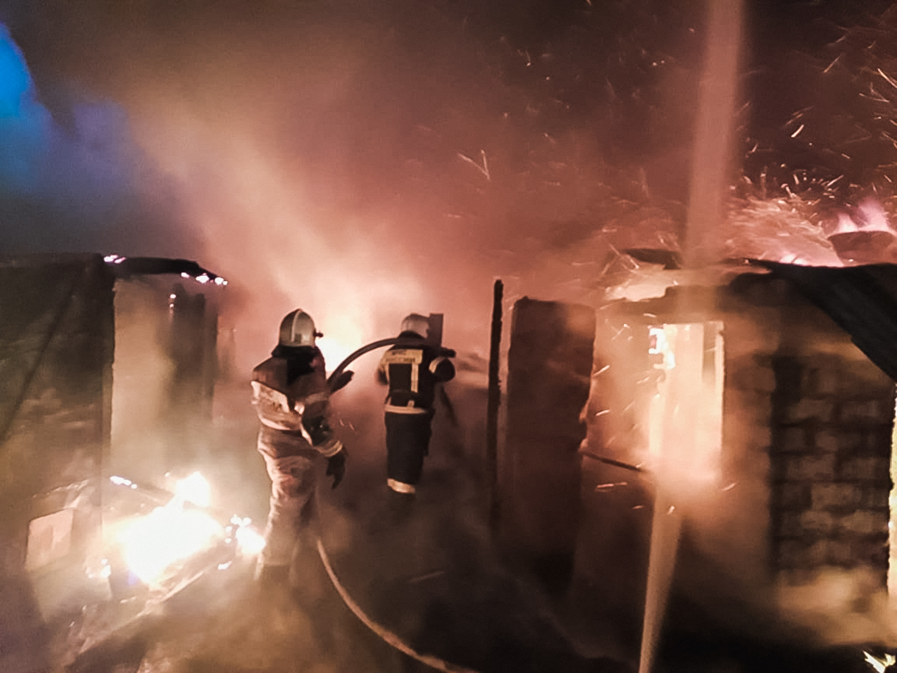 пожар в ибресинском районе вчера. дом 2 сгори. горящие дома. пожар в доме. пожар в камешково вчера.