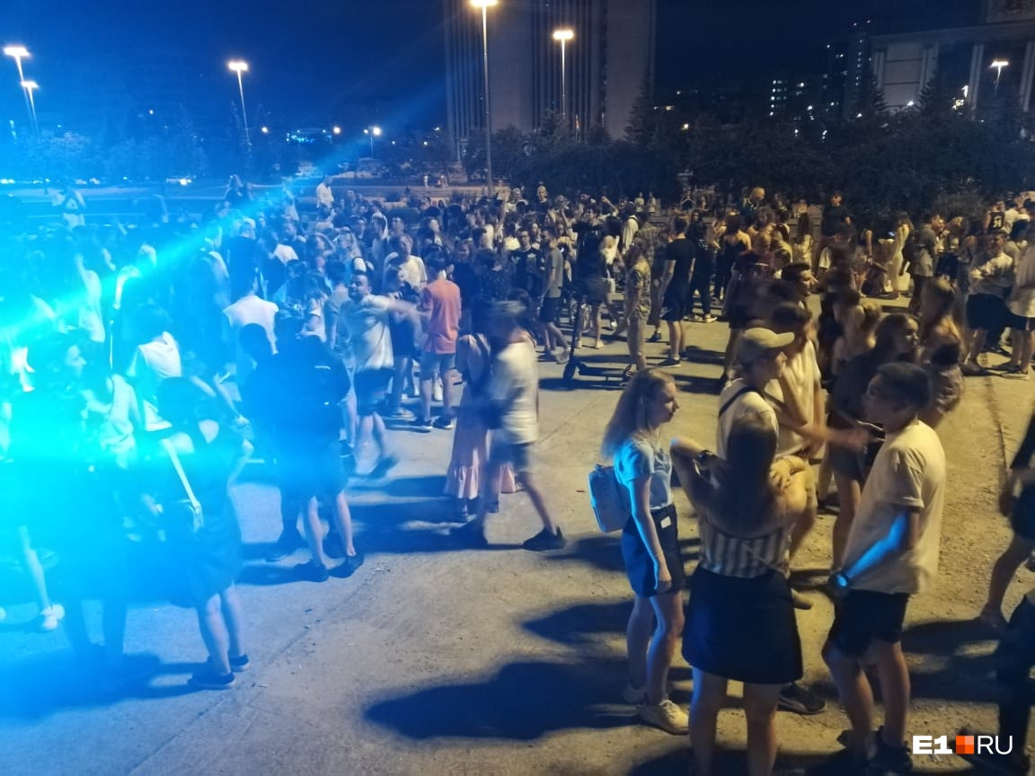 Полиция разогнала шумную вечеринку на площади у Театра драмы