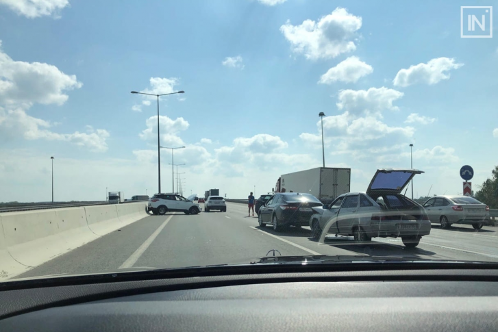 В массовом столкновении оказались повреждены пять автомобилей В массовом столкновении оказались повреждены пять автомобилей