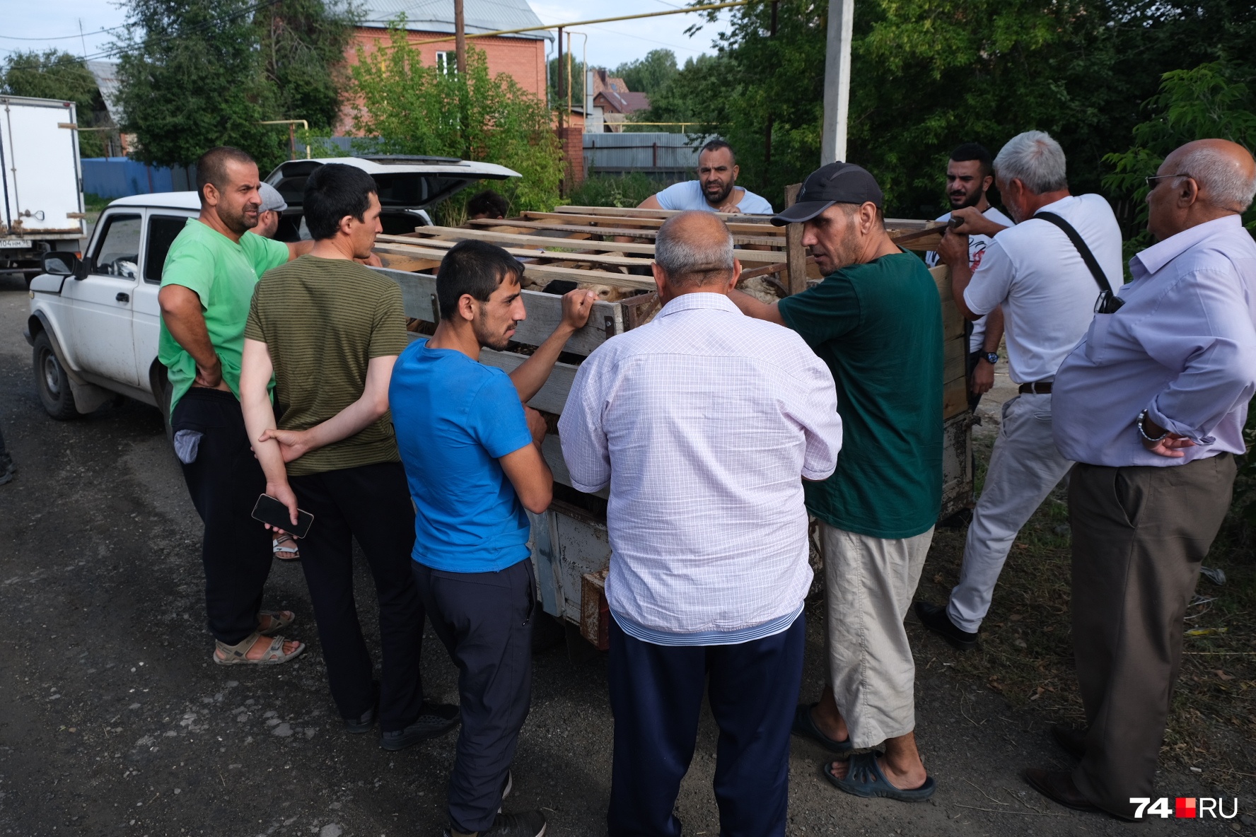 Но продавец не делает скидок. Говорит, что сам выращивает животных и ценит свой труд Но продавец не делает скидок. Говорит, что сам выращивает животных и ценит свой труд