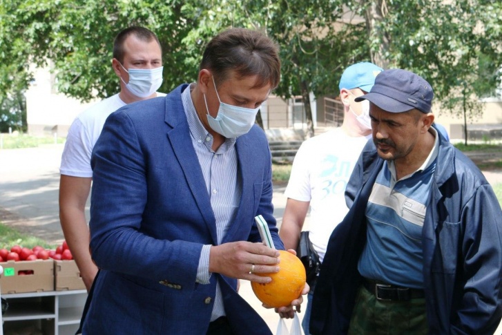 Нормальных дынь или арбузов депутату во время рейда найти так и не удалось Нормальных дынь или арбузов депутату во время рейда найти так и не удалось