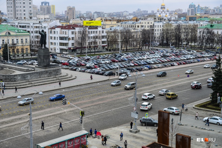 Парковка на площади закрывается только в дни ярмарок и праздников Парковка на площади закрывается только в дни ярмарок и праздников