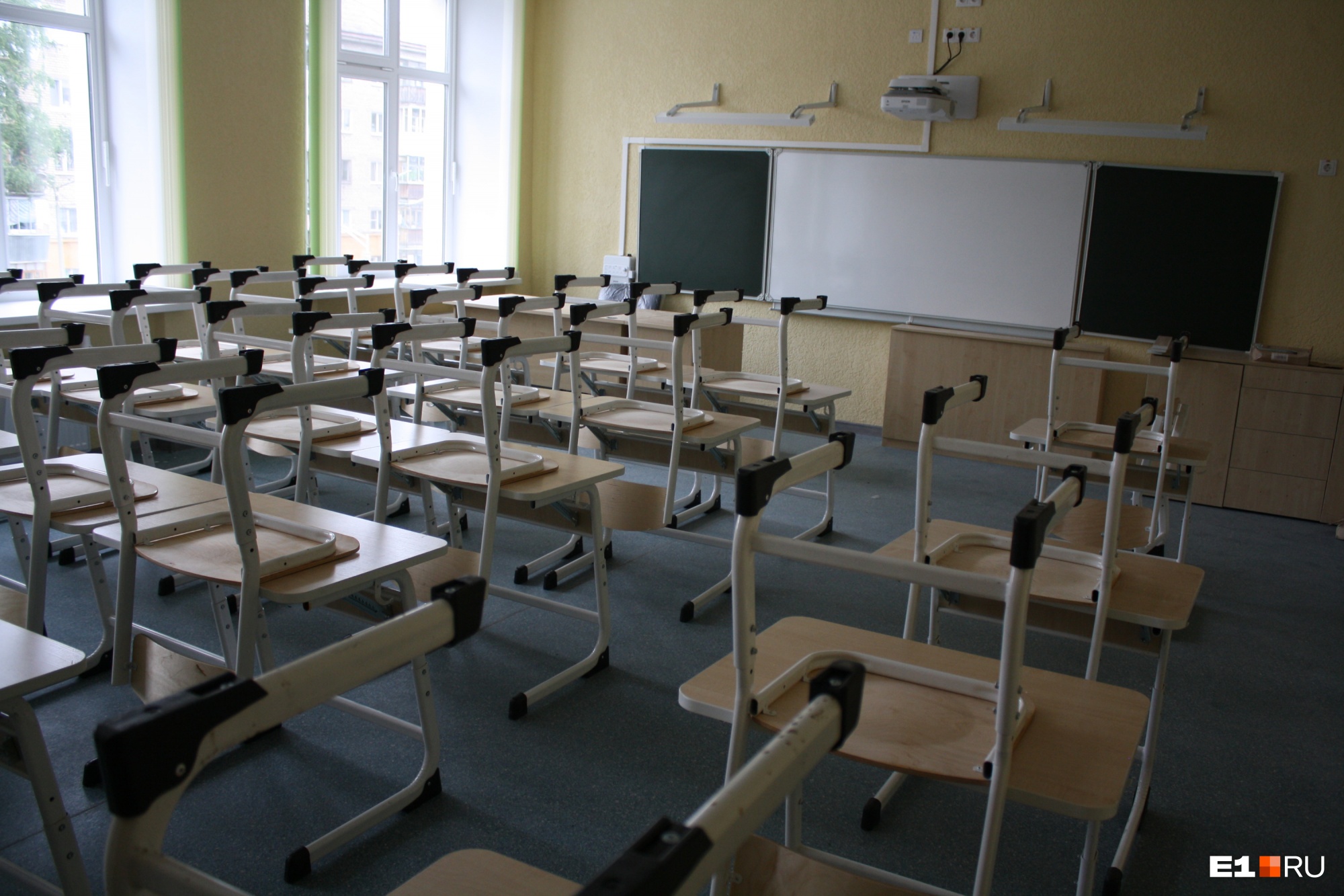 Свердловские власти до конца недели решат, что делать со школьниками