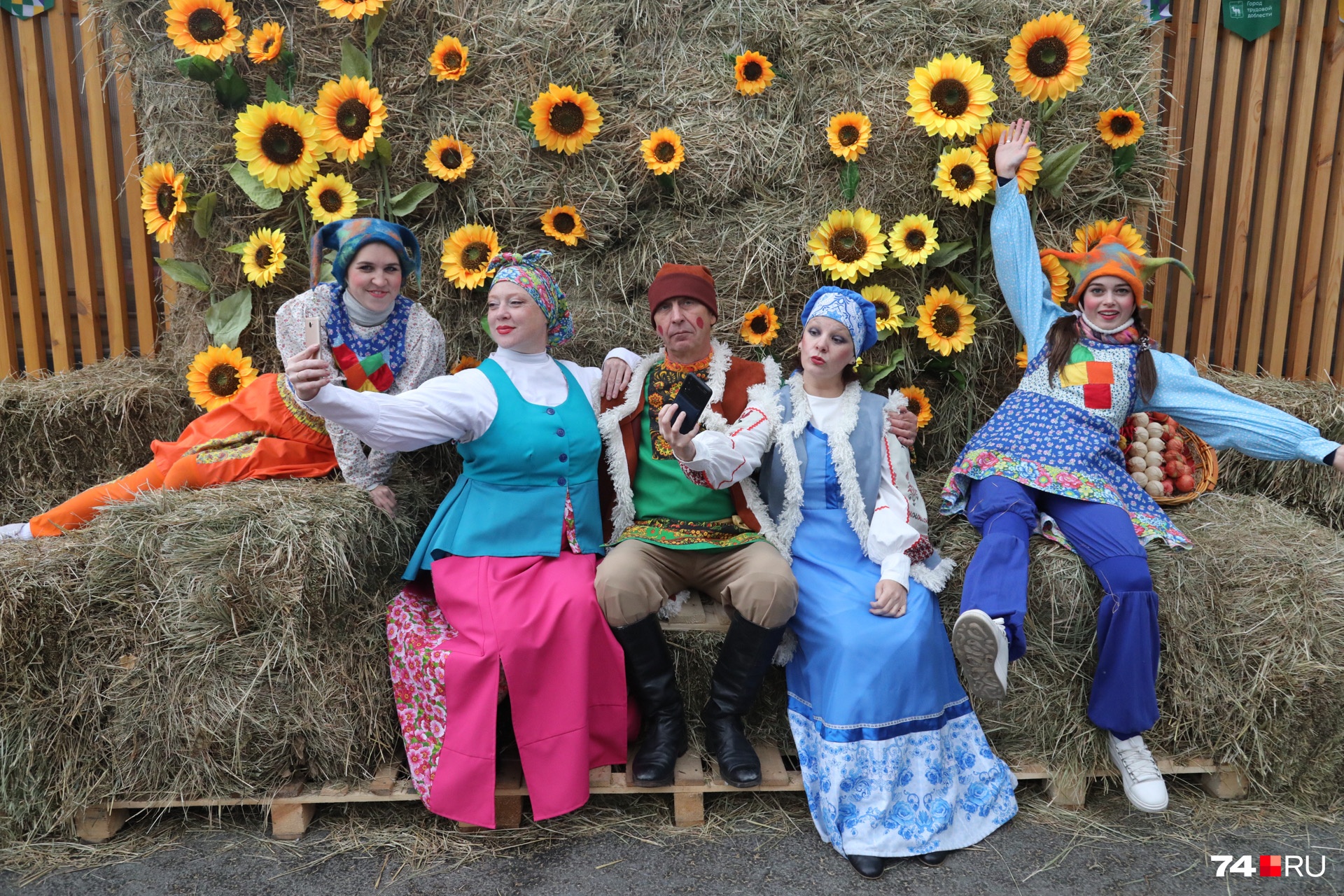 Костюмы аниматоров для детских праздников. Ярмарка народное гуляние. Ярмарочные гуляния. Украшение палатки на ярмарку. Торговая палатка для масленицы.