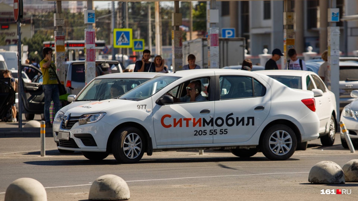 Как думаете, в каком городе это такси ждет пассажиров?