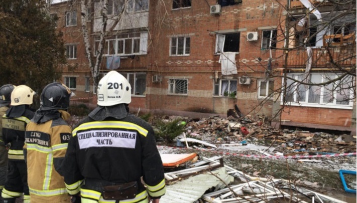Власти пообещали, что жильцы поврежденного взрывом дома в Азове вернутся в квартиры до Нового года