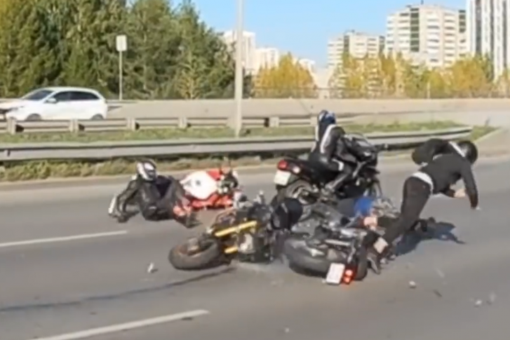 Мотоциклист помахал рукой, а затем врезался в байкера, который двигался впереди него
