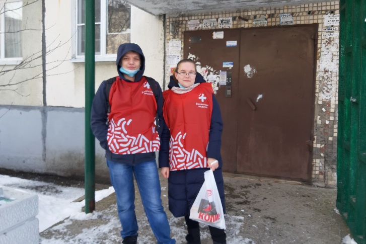 Волонтеры работают в масках и используют санитайзеры Волонтеры работают в масках и используют санитайзеры
