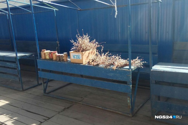 Несмотря на самоизоляцию, бабушки в Красноярске продают с лотков вербу Несмотря на самоизоляцию, бабушки в Красноярске продают с лотков вербу