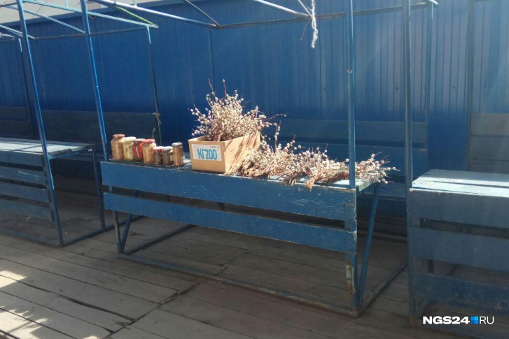 Несмотря на самоизоляцию, бабушки в Красноярске продают с лотков вербу Несмотря на самоизоляцию, бабушки в Красноярске продают с лотков вербу