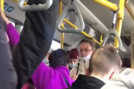 Женщину выгнали из автобуса из-за маски — она носила ее на подбородке