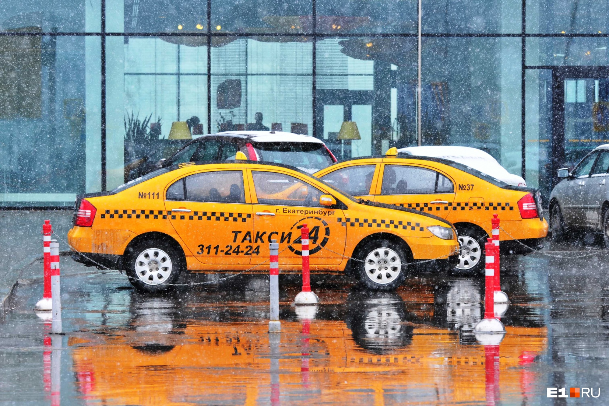 «Катаем бомжей»: таксисты из Екатеринбурга заявили о низких зарплатах
