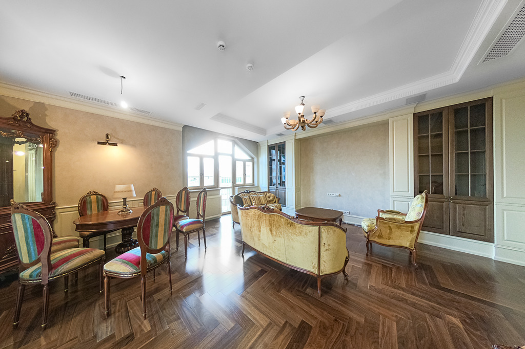 В Екатеринбурге выставили на продажу четырехкомнатную квартиру в доме по соседству с губернатором
