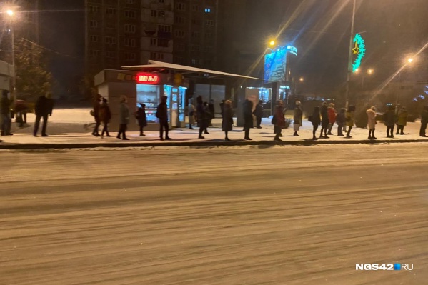 На остановках Новокузнецка огромные толпы людей ждут нужный автобус до 52 минут На остановках Новокузнецка огромные толпы людей ждут нужный автобус до 52 минут