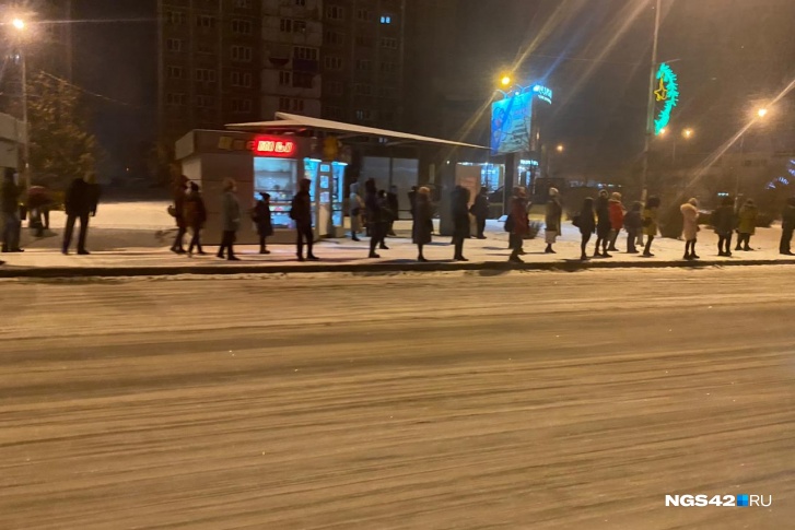 На остановках Новокузнецка огромные толпы людей ждут нужный автобус до 52 минут На остановках Новокузнецка огромные толпы людей ждут нужный автобус до 52 минут