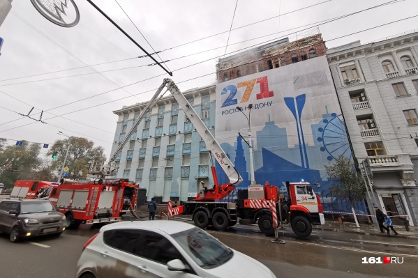 Спасатели до сих пор работают на месте происшествия Спасатели до сих пор работают на месте происшествия