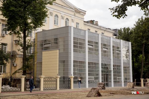 Строительный забор убрали, но пристройка по-прежнему выглядит незавершённой Строительный забор убрали, но пристройка по-прежнему выглядит незавершённой 