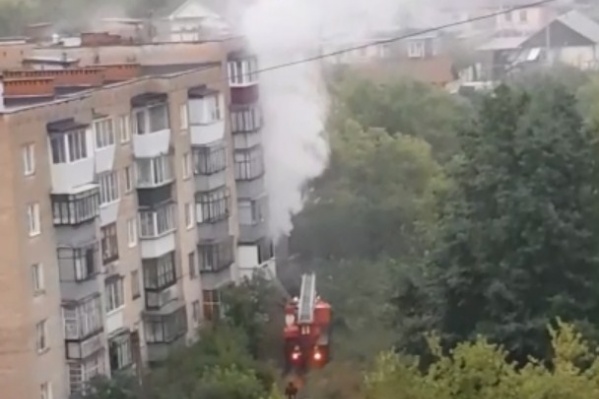 Через задымленный подъезд девочка вместе с мамой побежала, не дожидаясь приезда пожарных Через задымленный подъезд девочка вместе с мамой побежала, не дожидаясь приезда пожарных