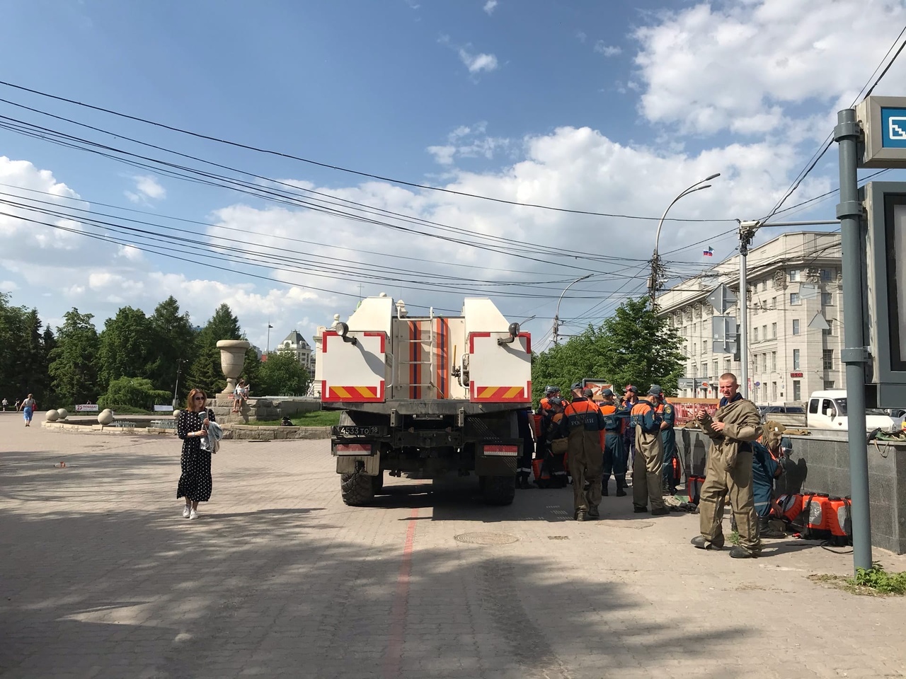 Техника МЧС дезинфицирует большие территории — площади, скверы и парки города Техника МЧС дезинфицирует большие территории — площади, скверы и парки города
