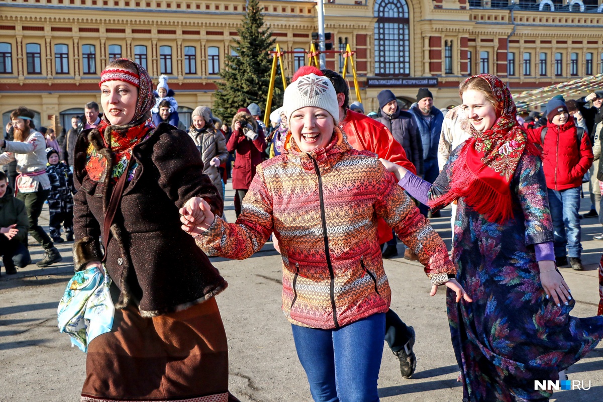 Метание валенка на масленицу. 20 02 2023 масленица. Нижегородская ярмарка масленица. Ярмарка широкая масленица. Ярмарка блинов на масленицу.