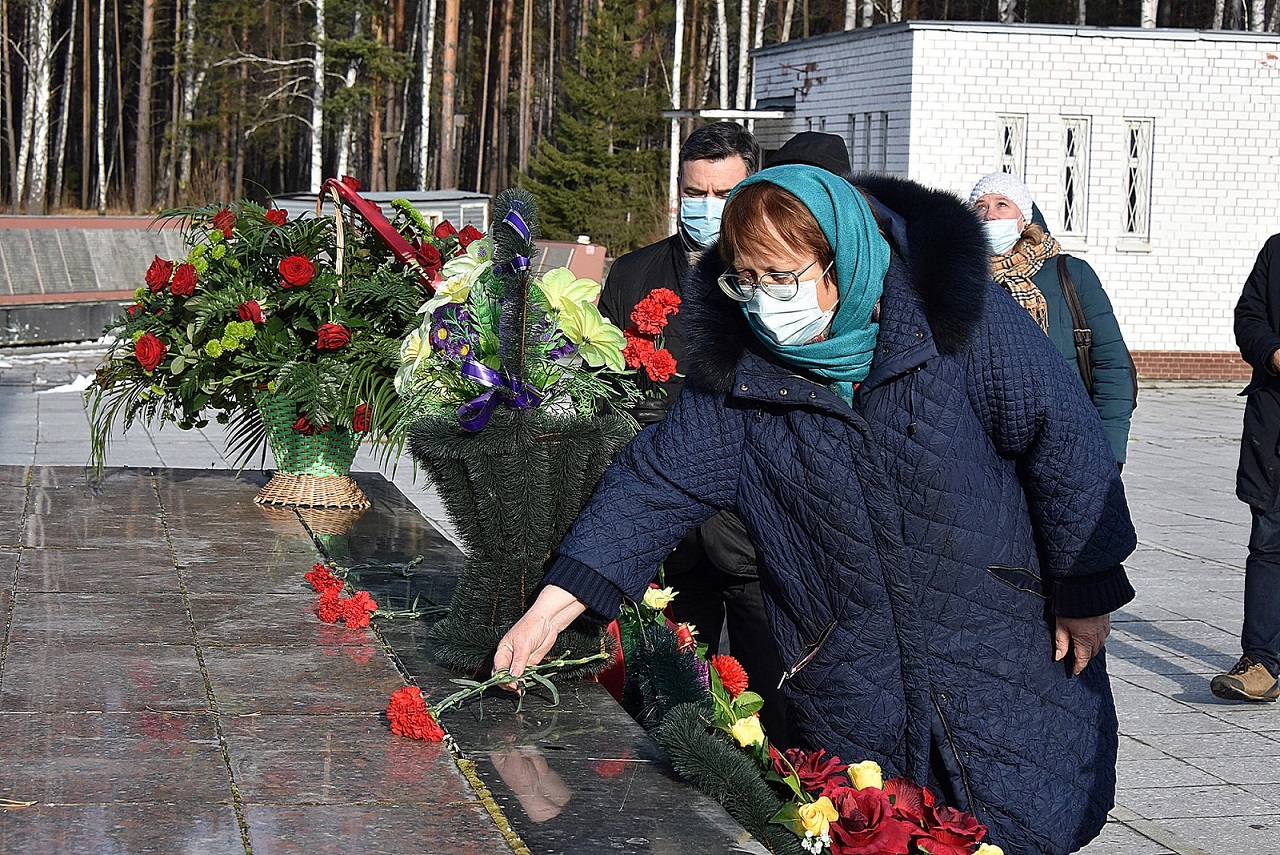 В Екатеринбурге возложили цветы к мемориалу, где захоронены десятки тысяч жертв политических репрессий