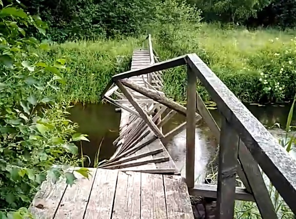 Стариков лишили «тропы жизни»: в Угличском районе перекосило мост, который недавно ремонтировали