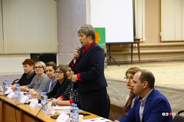 Ответ перед родителями держал президиум во главе с руководителем городского департамента образования Еленой Чернегой Ответ перед родителями держал президиум во главе с руководителем городского департамента образования Еленой Чернегой