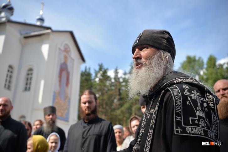 «Схимонаху Сергию необходимо покинуть женский монастырь»: епархия — о лишении скандального клирика сана