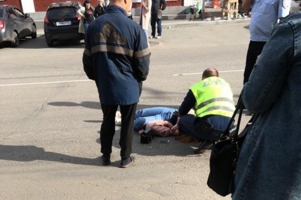 Сотрудники ДПС сами оказывали помощь пострадавшей до приезда медиков Сотрудники ДПС сами оказывали помощь пострадавшей до приезда медиков