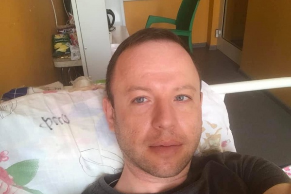 Сергей Зюсь сейчас лежит в больнице и только капает капли в нос Сергей Зюсь сейчас лежит в больнице и только капает капли в нос
