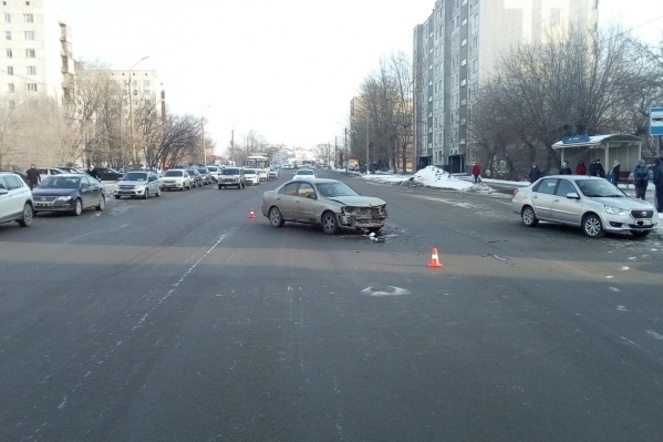 На улице Дзержинского водитель решил развернуться, не доезжая до перекрестка, и попал в ДТП На улице Дзержинского водитель решил развернуться, не доезжая до перекрестка, и попал в ДТП
