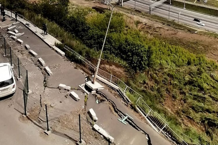 Ограда обвалилась вниз, фонарный столб покосился Ограда обвалилась вниз, фонарный столб покосился