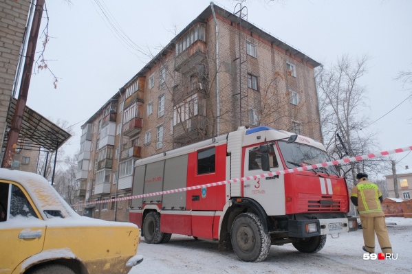 Огонь потушили прибывшие пожарные Огонь потушили прибывшие пожарные