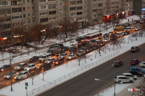 Особенно заметно, что дороги грязные, в теплую по зимним меркам погоду и сразу после снегопадов. Выглядит это примерно так (вы знаете) Особенно заметно, что дороги грязные, в теплую по зимним меркам погоду и сразу после снегопадов. Выглядит это примерно так (вы знаете)