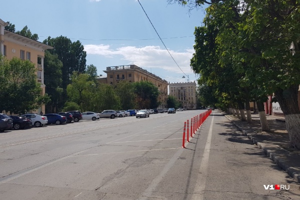 Велодорожка идет вдоль тротуара улицы Мира Велодорожка идет вдоль тротуара улицы Мира