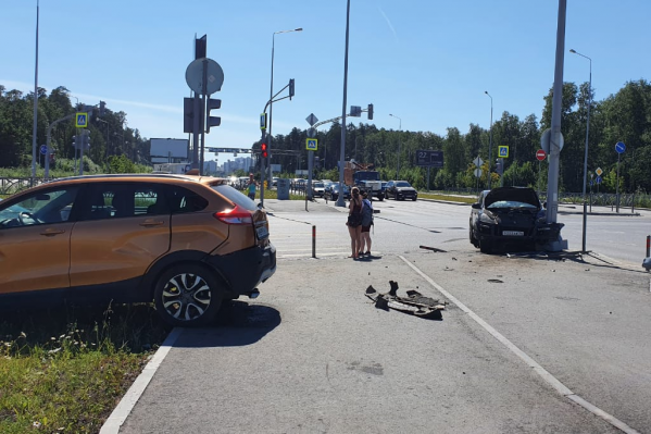 После удара Lada вылетела на тротуар После удара Lada вылетела на тротуар