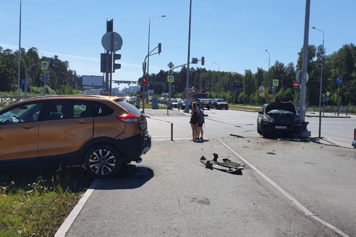 После удара Lada вылетела на тротуар После удара Lada вылетела на тротуар