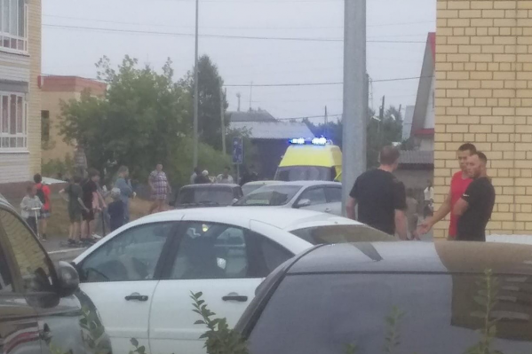 Ребенок упал с высоты в поселке Боровский. Его увезли в больницу, где сейчас спасают врачи Ребенок упал с высоты в поселке Боровский. Его увезли в больницу, где сейчас спасают врачи