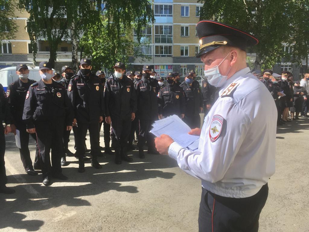 Начальник отдела полиции <nobr class="_">№ 10</nobr> полковник Андрей Казанцев провел инструктаж личного состава перед рейдом Начальник отдела полиции <nobr class="_">№ 10</nobr> полковник Андрей Казанцев провел инструктаж личного состава перед рейдом