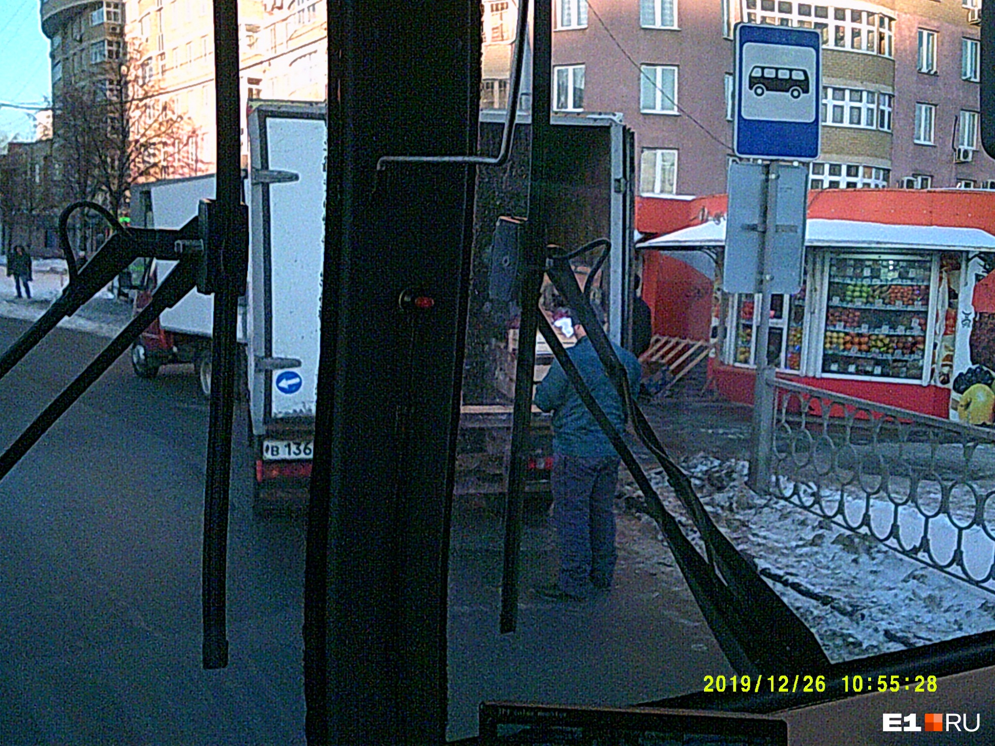 В Екатеринбурге предложили взять остановки под прицел камер, чтобы штрафовать тех, кто там паркуется