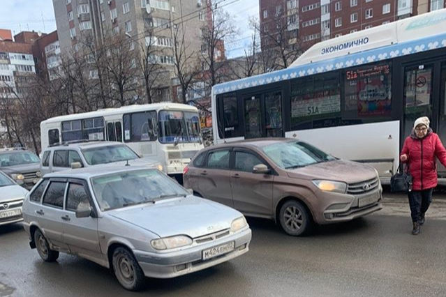 Уфимцам пришлось перебегать дорогу, чтобы сесть в автобус Уфимцам пришлось перебегать дорогу, чтобы сесть в автобус