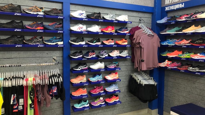 Только в эти выходные: официальный магазин ASICS снижает цены на всю одежду и обувь — скидка 50%