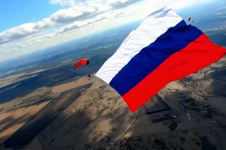 Площадь флага составила 800 квадратных метров Площадь флага составила 800 квадратных метров