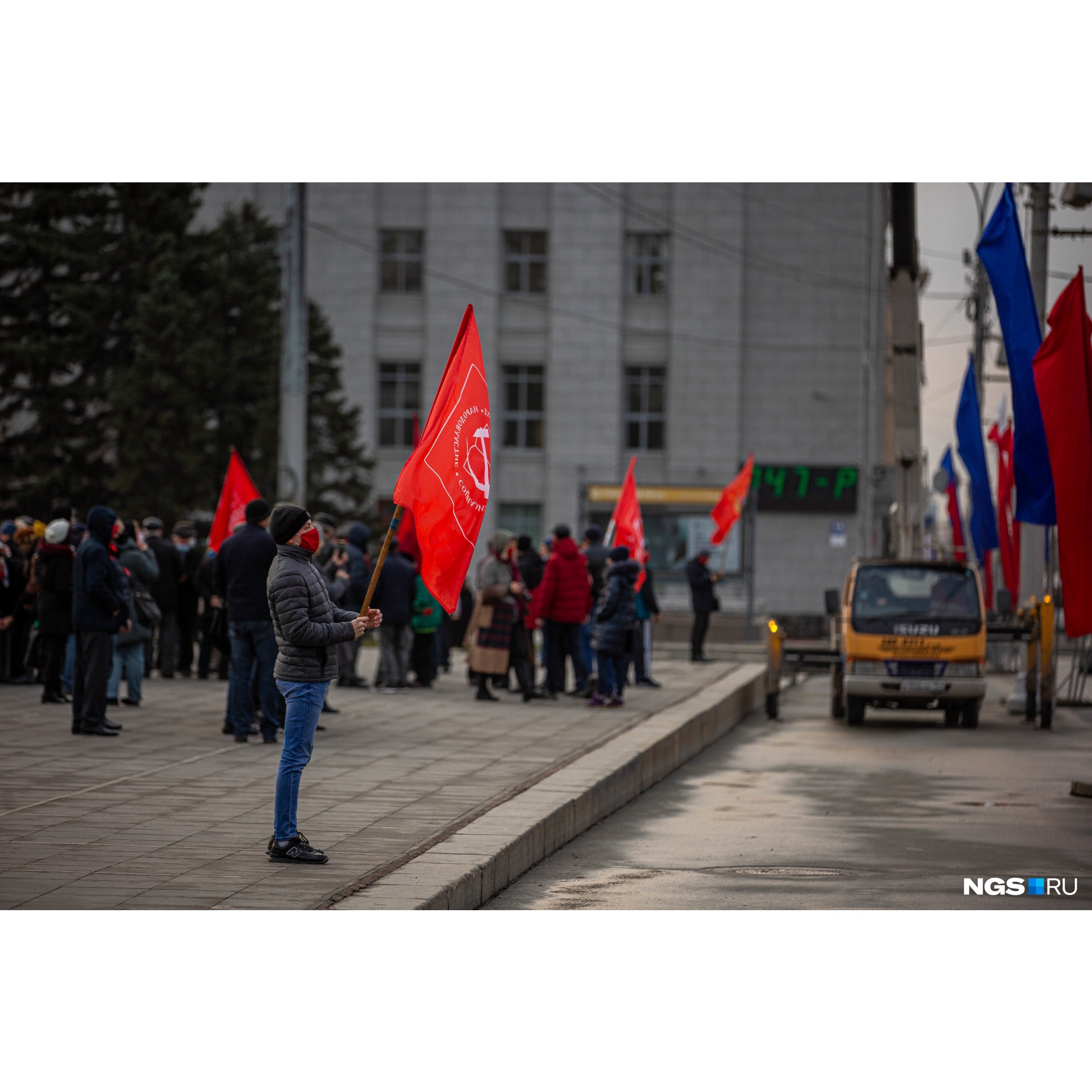У пришедших были красные флаги, гвоздики, воздушные шарики и плакаты У пришедших были красные флаги, гвоздики, воздушные шарики и плакаты