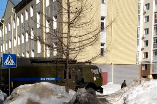 Жители Первомайского района сообщили о найденном на парковке у жилого дома устройстве Жители Первомайского района сообщили о найденном на парковке у жилого дома устройстве