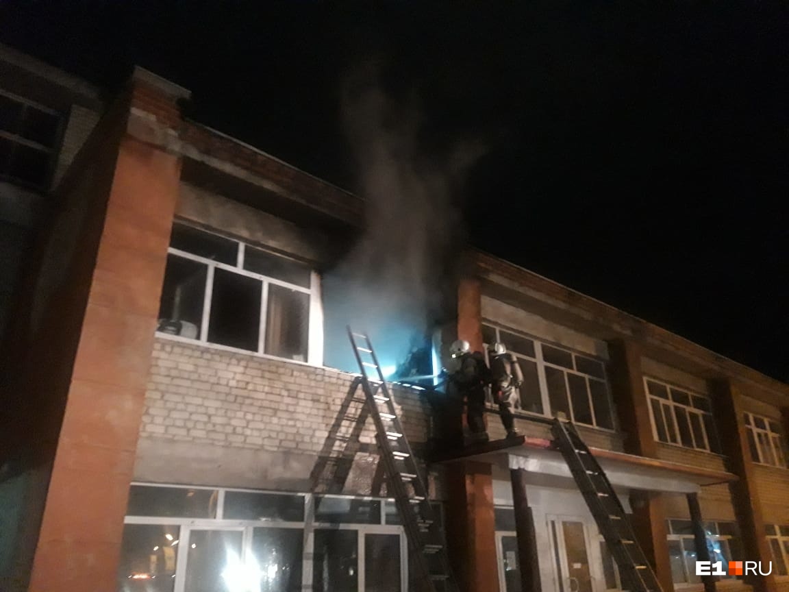 Пожарные эвакуировали пациентов на руках: в Каменске-Уральском загорелась психиатрическая больница