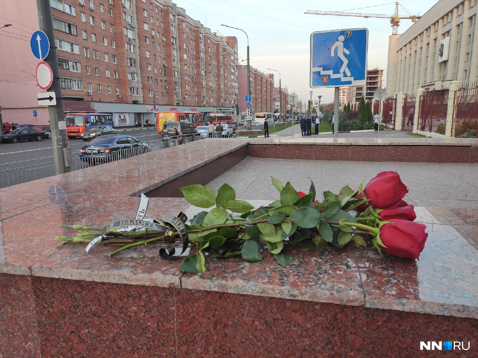 Нижегородцы стали собираться на месте трагедии буквально через несколько минут после ее самоубийства Нижегородцы стали собираться на месте трагедии буквально через несколько минут после ее самоубийства 